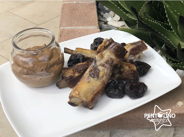 Costine di maiale marinate nel bourbon con prugne
